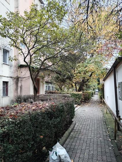 Apartament cu 3 camere decomandat în Micro 4