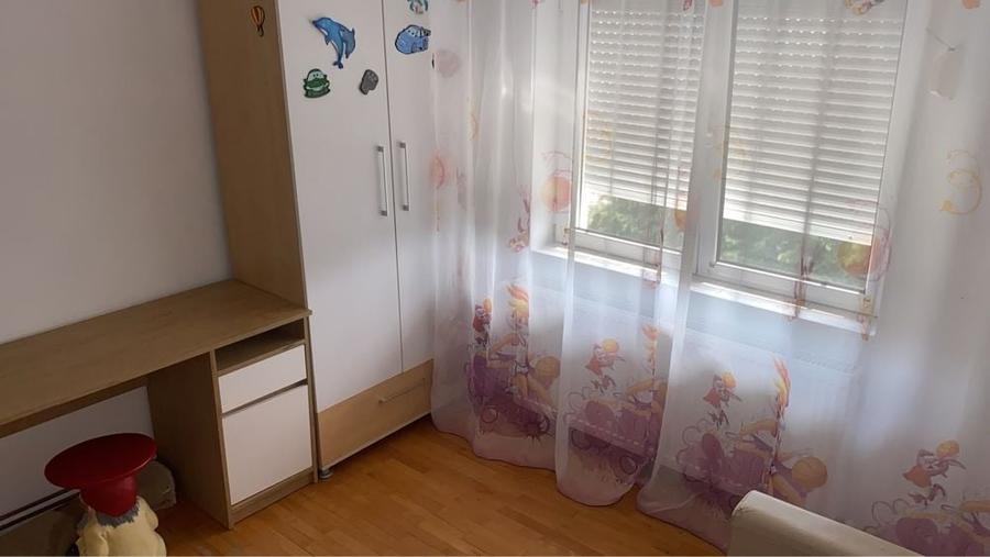 Apartament cu 3 camere decomandat în Exterior Vest