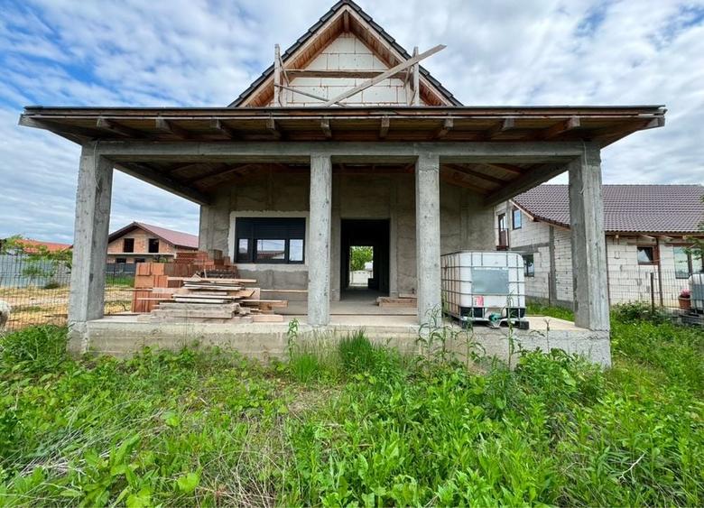 Casă cu 4 camere cu Teren 500 Mp în Șimian