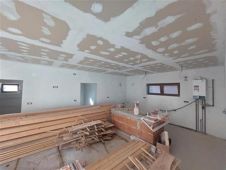 Casă individuală cu 4 camere cu Canalizare în Sud
