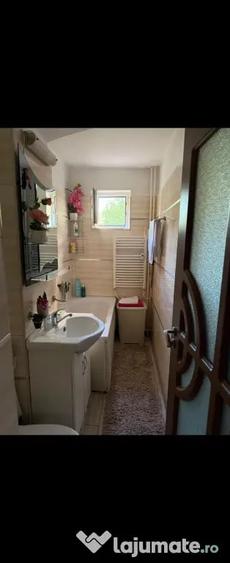 Apartament cu 2 camere semidecomandat în Craiovița Nouă