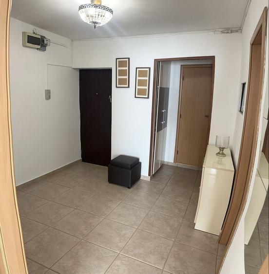 Apartament cu 4 camere semidecomandat în Berceni