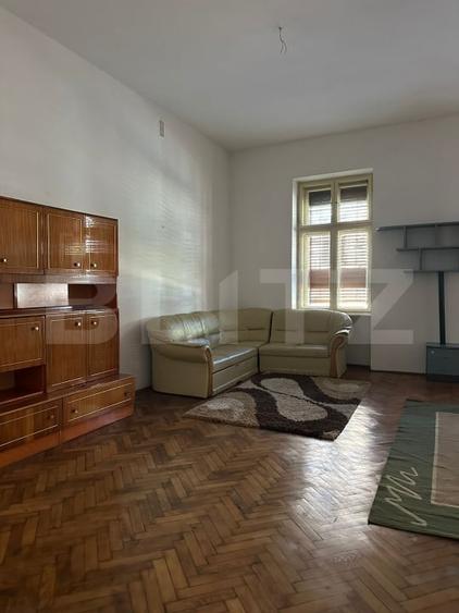Casă individuală cu 8 camere cu Canalizare în Central