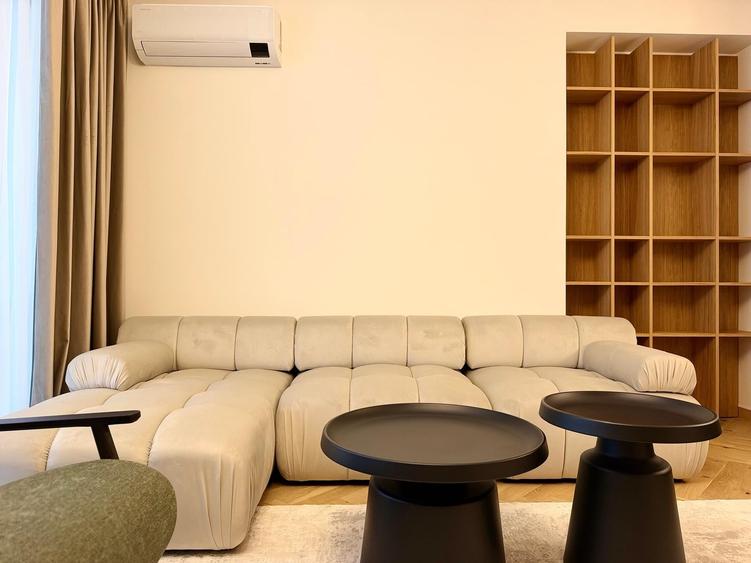 Apartament cu 3 camere semidecomandat în P-ța Victoriei