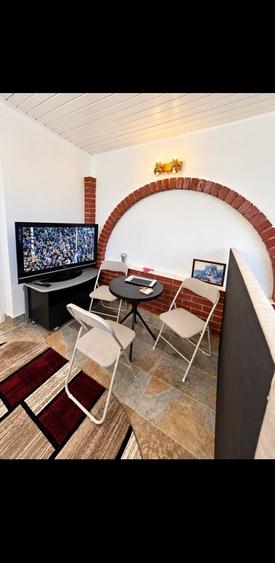 Casă cu 2 camere cu Teren 1000 Mp în Central