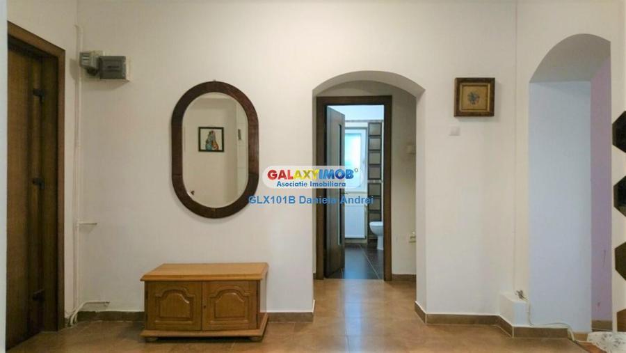 Apartament cu 3 camere decomandat, mobilat în Pajura