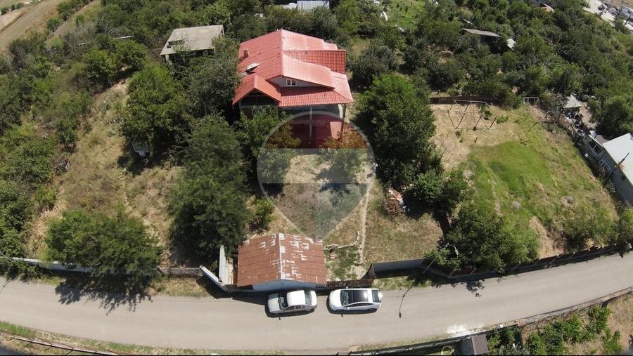Casă individuală cu 6 camere cu Teren 2600 Mp în Bulbucata