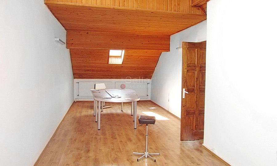 Casă individuală cu 9 camere cu Teren 710 Mp în Astra