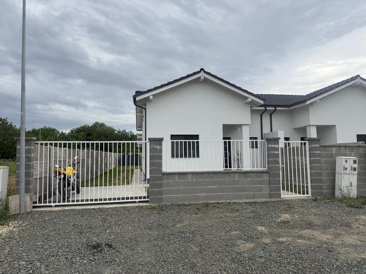 Casă cu 3 camere cu Teren 330 Mp în Moșnița Nouă
