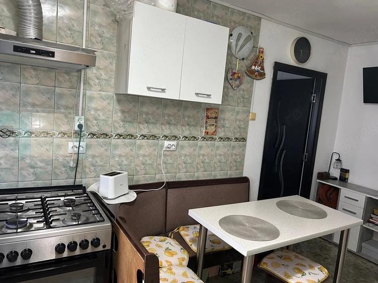 Apartament cu 3 camere semidecomandat în Micro 3