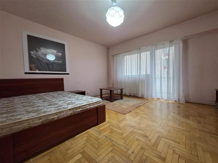 Garsoniera spatioasa de inchiriat str. De Mijloc - 17