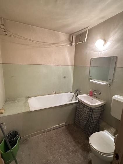 Apartament cu 3 camere semidecomandat în Rahova