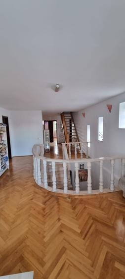 Casă individuală cu 6 camere cu Garaj în Central