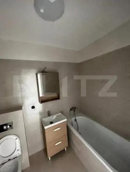 Apartament cu 4 camere semidecomandat în Florești