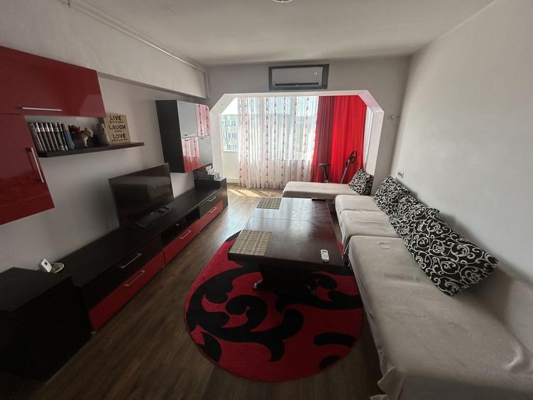 Apartament cu 3 camere semidecomandat în Tomis II