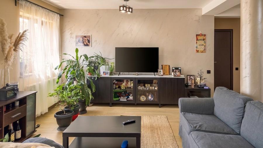 Casă individuală cu 6 camere cu Teren 400 Mp în Central