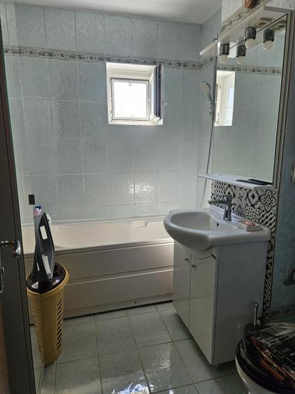 Apartament cu 4 camere decomandat în Zimandcuz