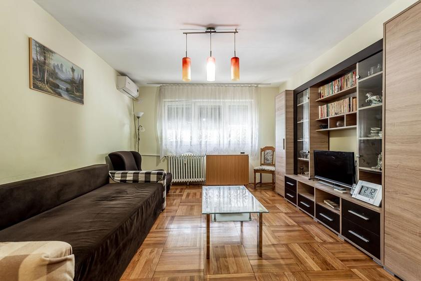 Apartament cu 3 camere decomandat, mobilat în Polivalentă