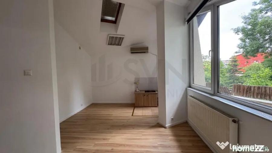 Casă cu 10 camere cu Teren 402 Mp în Lacul Tei
