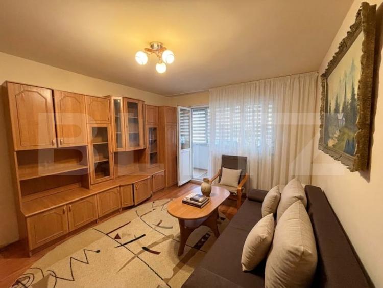 Apartament cu 3 camere semidecomandat, mobilat în Craiovița Nouă