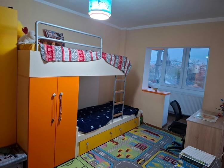Apartament cu 4 camere decomandat, mobilat în Confecții