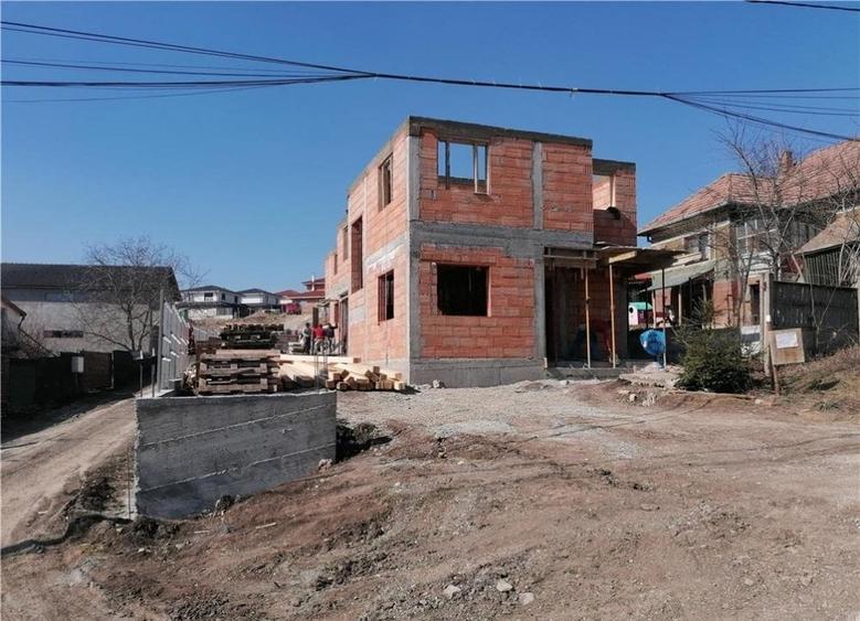 Casă individuală cu 4 camere cu Canalizare în Exterior Est