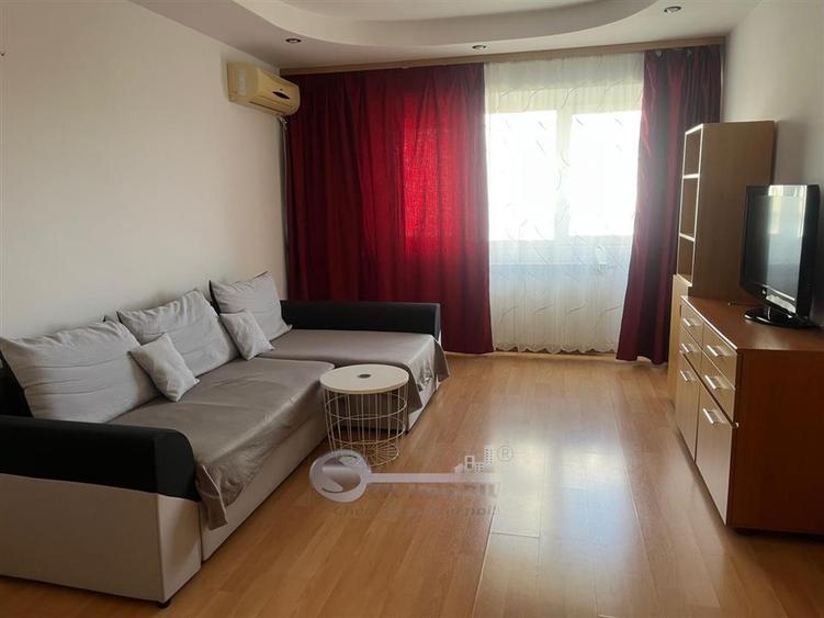 Apartament cu 3 camere decomandat în Nicolina