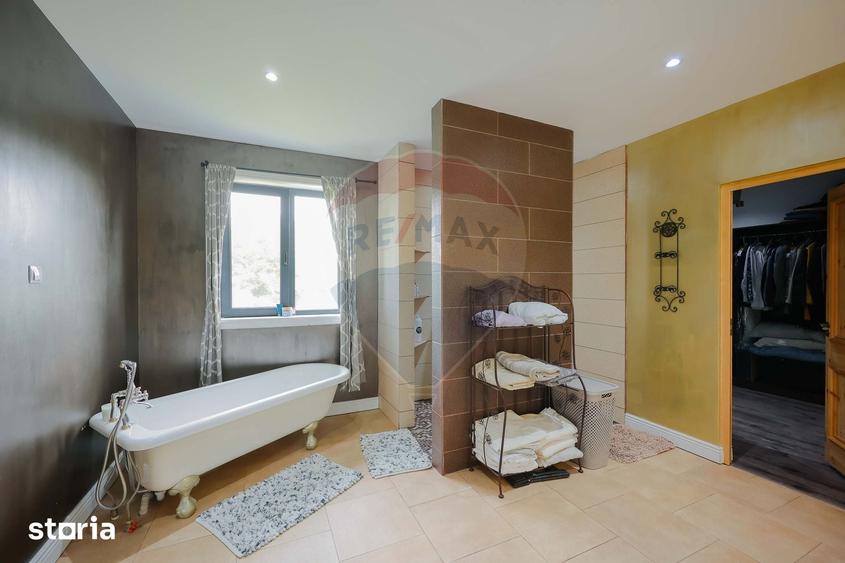 Casă cu 9 camere cu Teren 1378 Mp în Eșelnița