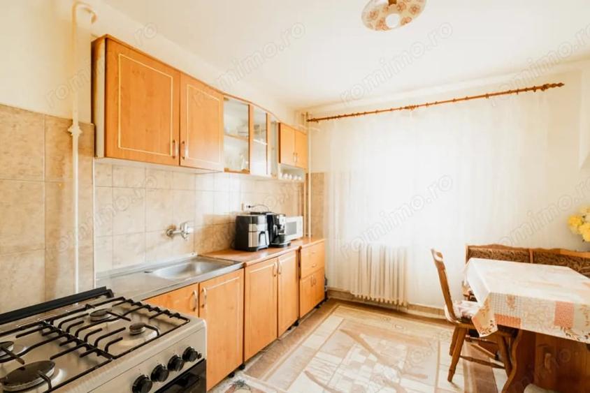 Apartament cu 3 camere decomandat, mobilat în Girocului