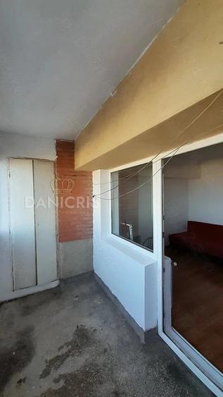 Apartament cu 3 camere decomandat în Far