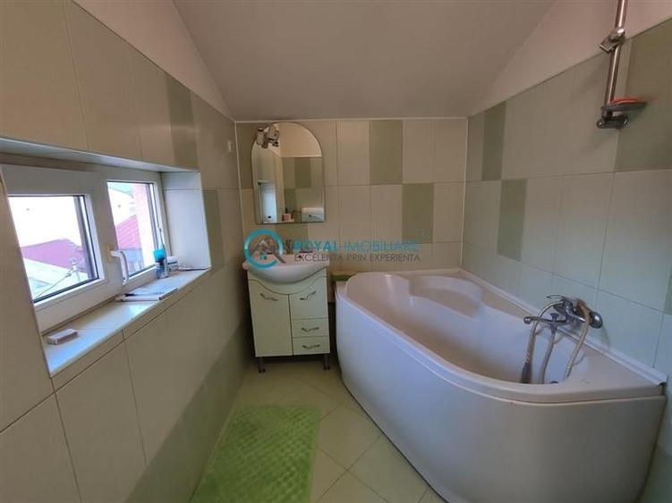 Casă individuală cu 6 camere cu Teren 80 Mp în Central