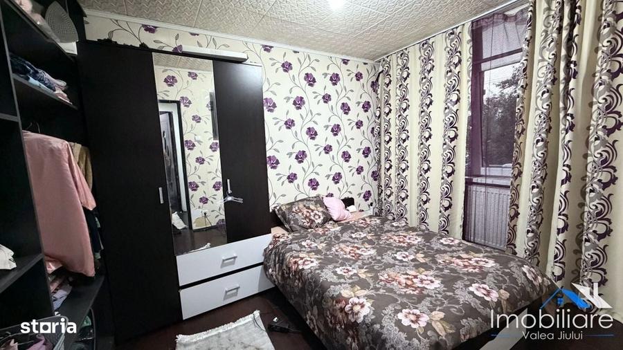 Apartament 3 camere de vanzare Petrosani, Piata Dacia, Etaj 2 - 3