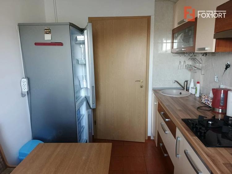 Apartament cu 3 camere semidecomandat în Aradului