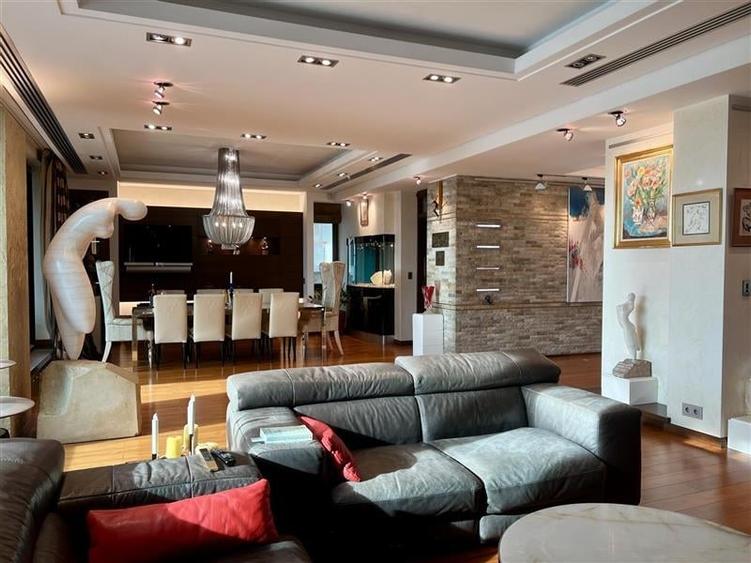 Apartament cu 8 camere decomandat în Herăstrău
