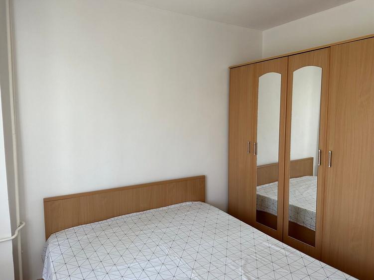 Apartament cu 3 camere decomandat, mobilat în Decebal