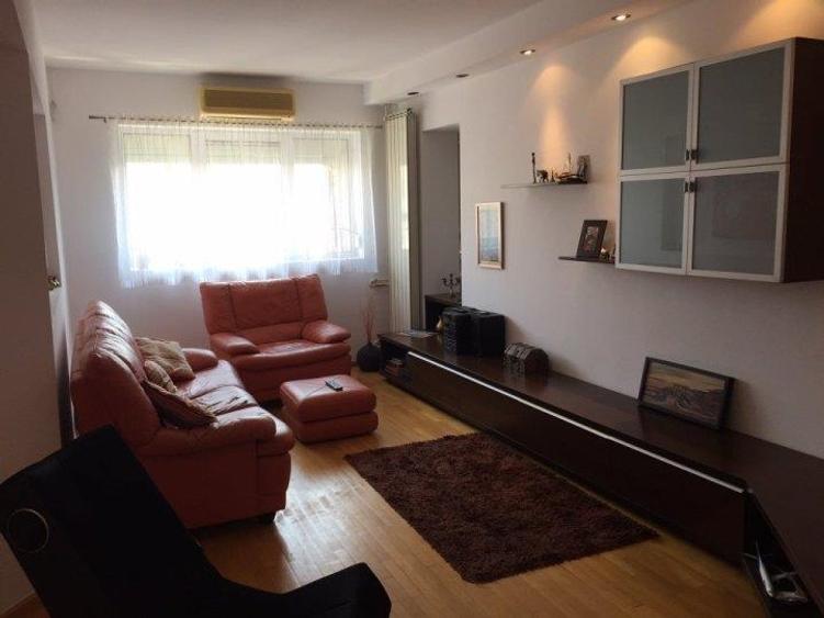 Apartament cu 3 camere semidecomandat în Văcăresti