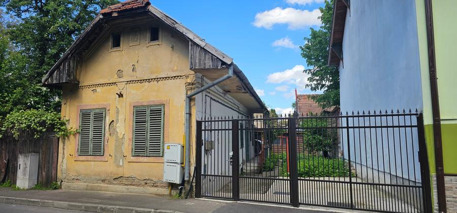 Casă individuală cu 4 camere cu Canalizare în Centrul Civic