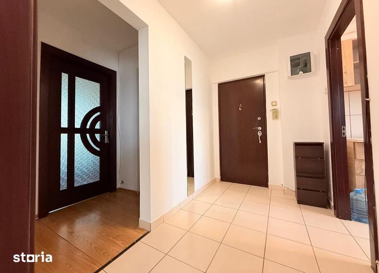 Apartament cu 3 camere decomandat în Podu Roș