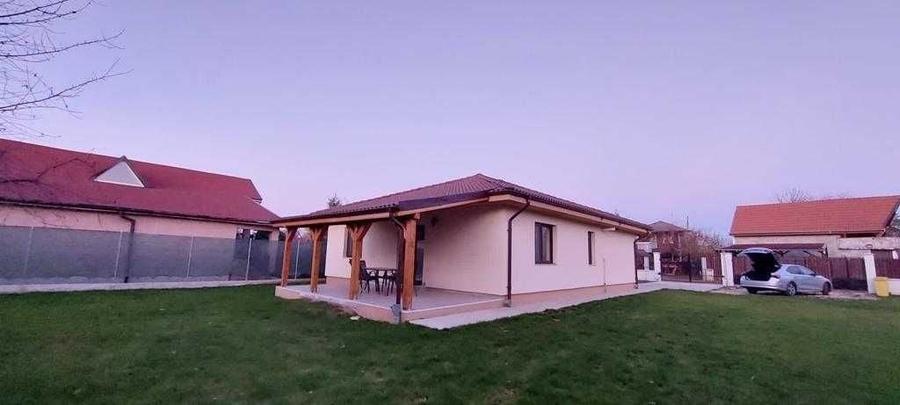 Casă cu 4 camere în Bercu Roșu