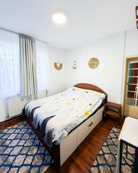 Apartament cu 3 camere semidecomandat, mobilat în P-ța Unirii