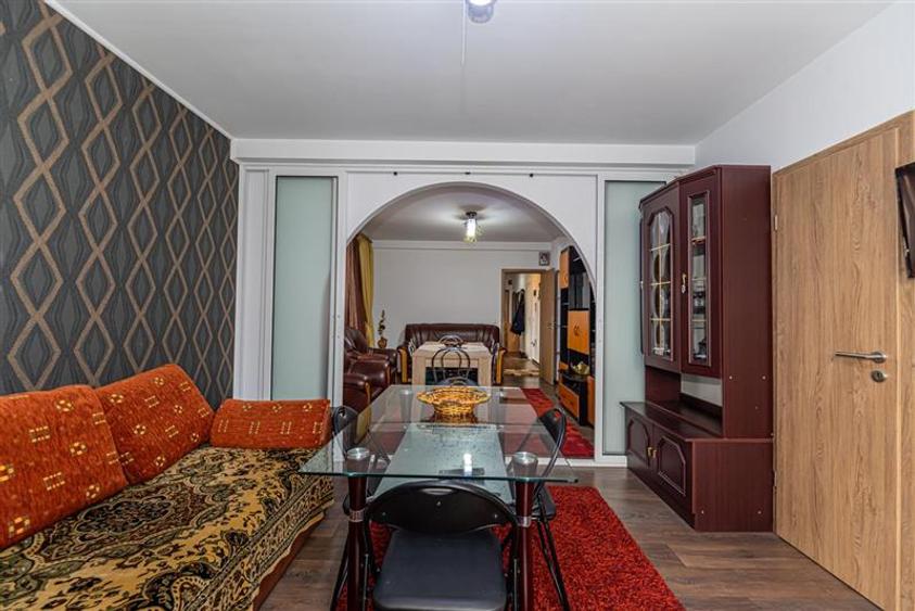 Apartament cu 3 camere decomandat, mobilat în Tractorul