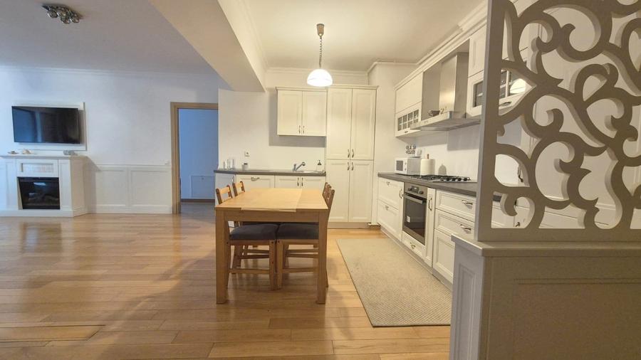 Apartament cu 3 camere semidecomandat în Aviației