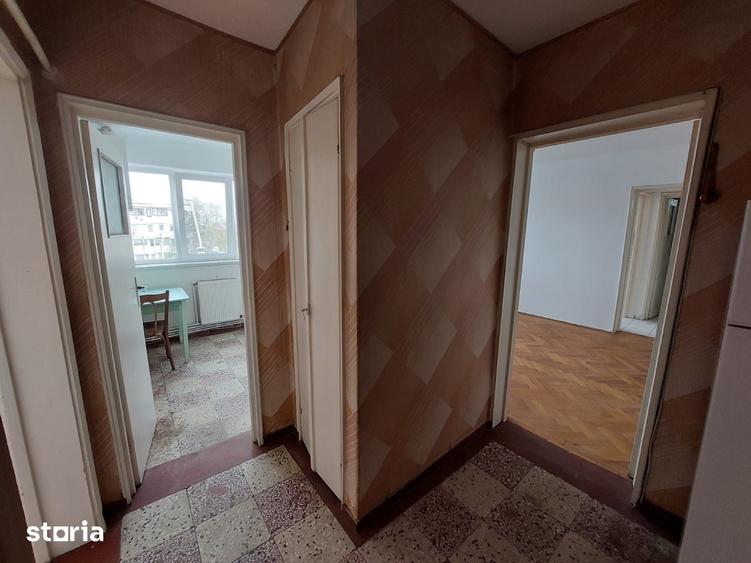 Apartament cu 3 camere semidecomandat în Independenței