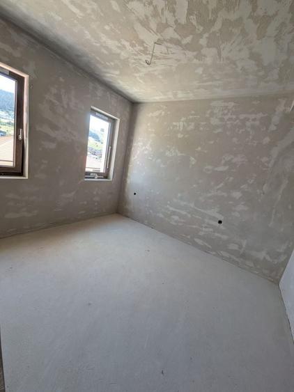 Duplex cu 5 camere cu Canalizare în Florești