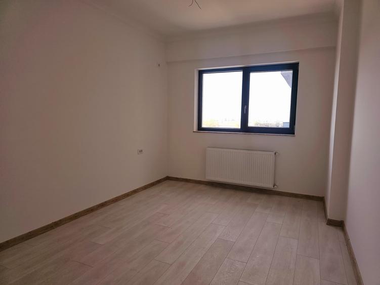 Apartament cu 3 camere decomandat în Energia