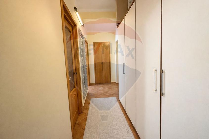 Apartament cu 3 camere semidecomandat în Tomis Nord