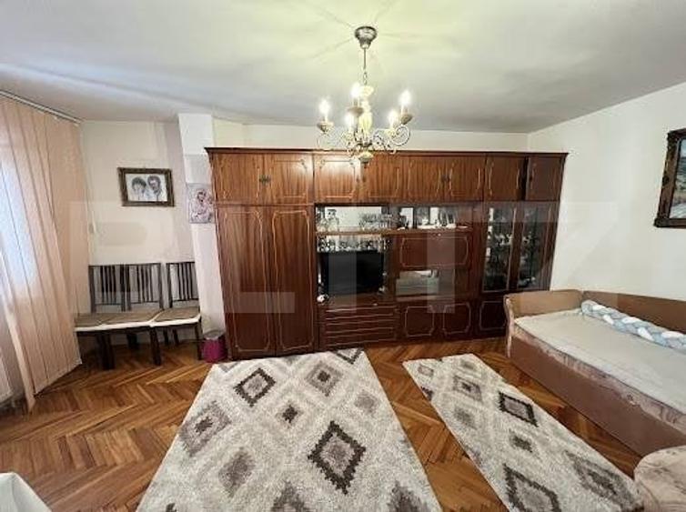 Casă cu 8 camere cu Teren 365 Mp în Lipovei