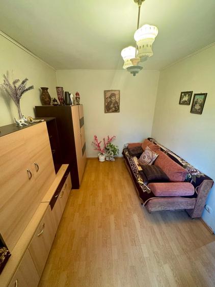 Apartament cu 3 camere semidecomandat în Podu Roș
