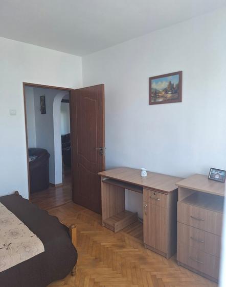 Apartament cu 3 camere decomandat, mobilat în Mircea cel Bătrân