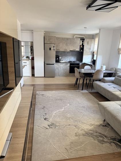 Apartament cu 2 camere decomandat în Tractorul